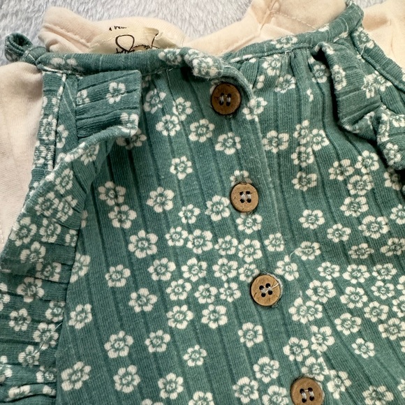 Jessica Simpson overall outfit - Picture 2 of 2